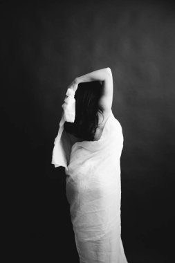 Güzel bir kadının siyah-beyaz sanat modadan sürrealist portresi, güzel bir modelin moda stüdyo resmi.