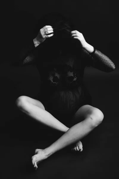 흑백의 패션초 현실적 아름다운 여성의 초현실적 초상화 아름다운 모델의 스튜디오 — 스톡 사진
