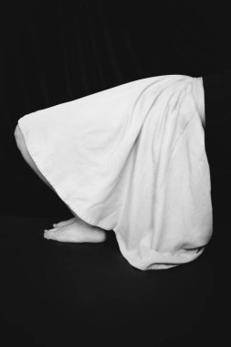 Seksi kızın siyah beyaz portresi, erotik güzel kadın karanlık, moda ve sanat stüdyosu portresi 