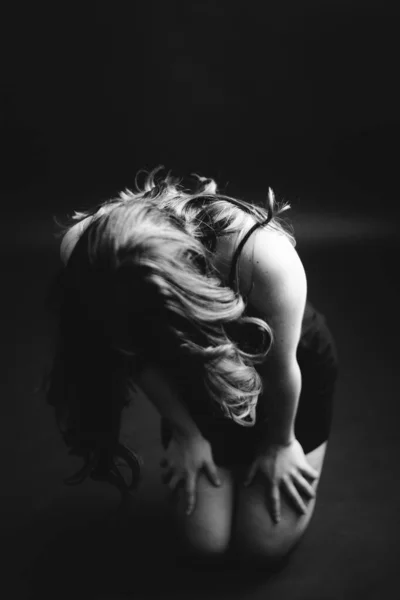 Portrait Noir Blanc Fille Sexy Belle Femme Érotique Dans Obscurité — Photo