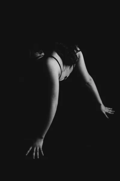 Чорно Білий Портрет Сексуальної Дівчини Еротична Красива Жінка Темряві Мода — стокове фото