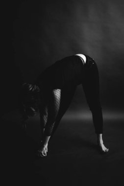 Moda sanat stüdyosu güzel bir kızın siyah beyaz portresi. 