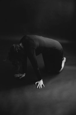 Moda sanat stüdyosu güzel bir kızın siyah beyaz portresi. 