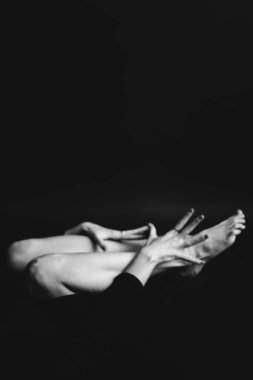 Moda sanat stüdyosu güzel bir kızın siyah beyaz portresi. 