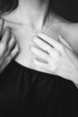 Moda sanat stüdyosu güzel bir kızın siyah beyaz portresi. 