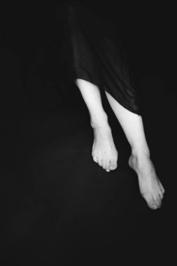 Güzel bir kızın siyah beyaz portresinin ayrıntıları.