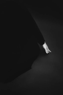 Güzel bir kızın siyah beyaz portresinin ayrıntıları.