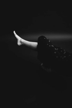 Güzel bir kızın siyah beyaz portresinin ayrıntıları.