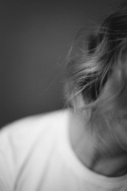 Güzel bir kızın siyah beyaz portresinin ayrıntıları.