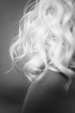 Güzel bir kızın siyah beyaz portresinin ayrıntıları.