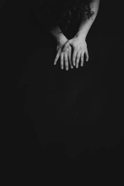 Güzel bir kızın siyah beyaz portresinin ayrıntıları.