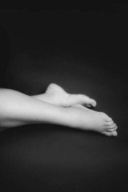 Güzel bir kızın siyah beyaz portresinin ayrıntıları.