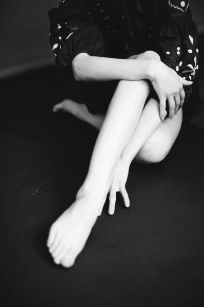 Szczegóły Ciała Czarno Biały Portret Pięknej Dziewczyny — Zdjęcie stockowe