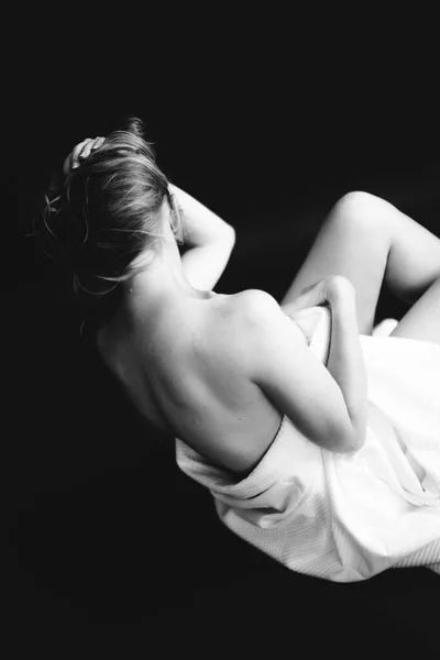 Czarno Biały Studio Portret Pięknej Dziewczyny Białym Prześcieradle Piękne Ciało — Zdjęcie stockowe