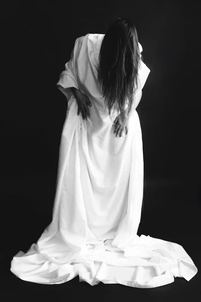 Noir Blanc Portrait Studio Une Belle Fille Dans Drap Blanc — Photo