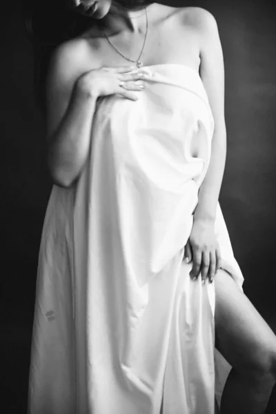 Schwarz Weißes Studioporträt Eines Schönen Mädchens Weißem Laken Schöner Weiblicher — Stockfoto
