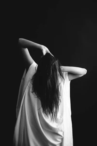 Preto Branco Estúdio Retrato Uma Bela Menina Uma Folha Branca — Fotografia de Stock