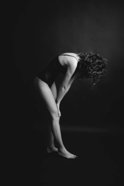 Güzel bir kadının siyah-beyaz sanat tarzı sürrealistik portresi, güzel bir modelin moda stüdyo portresi, vücut detayları.