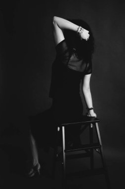 Moda sanat stüdyosu güzel bir kızın siyah beyaz portresi. 