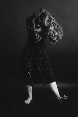 Moda sanat stüdyosu güzel bir kızın siyah beyaz portresi. 
