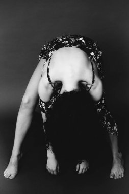 Moda sanat stüdyosu güzel bir kızın siyah beyaz portresi. 