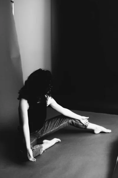 ファッションアートスタジオ黒と白の肖像画の美しい女の子 — ストック写真