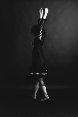 Moda sanat stüdyosu güzel bir kızın siyah beyaz portresi. 