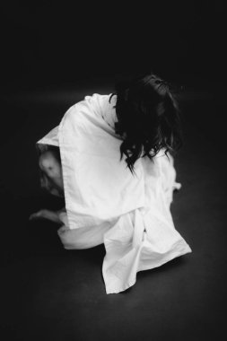 Moda sanat stüdyosu güzel bir kızın siyah beyaz portresi. 