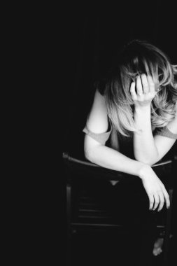 Moda sanat stüdyosu güzel bir kızın siyah beyaz portresi. 