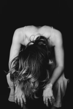 Moda sanat stüdyosu güzel bir kızın siyah beyaz portresi. 