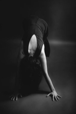 Moda sanat stüdyosu güzel bir kızın siyah beyaz portresi. 