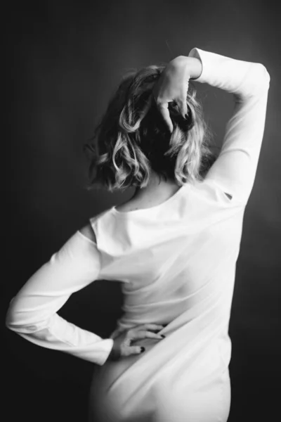 스튜디오검은 흰색으로 아름다운 소녀의 초상화 — 스톡 사진