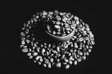 Kahverengi kahve çekirdekleri siyah arkaplanı kapatır