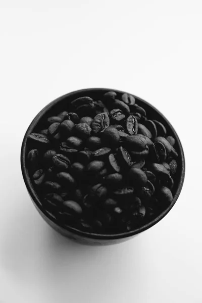 Kahverengi Kahve Çekirdekleri Beyaz Arka Planda Yakın Plan — Stok fotoğraf