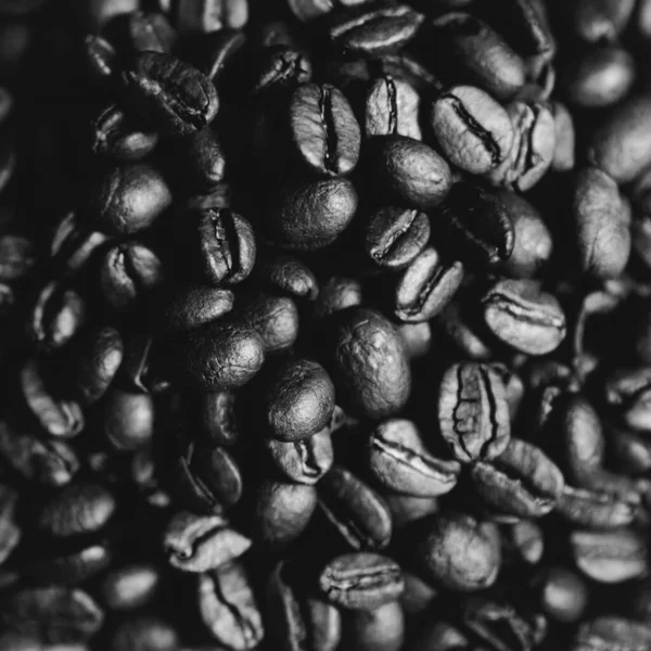 黒を背景にコーヒー豆が閉じます — ストック写真