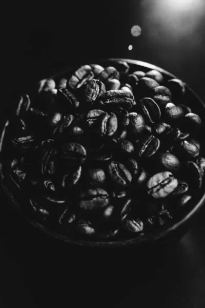 Chicchi Caffè Marrone Vicino Sfondo Nero — Foto Stock