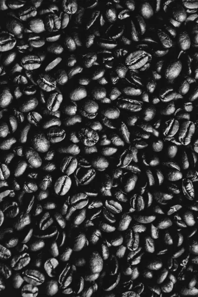 黒を背景にコーヒー豆が閉じます — ストック写真