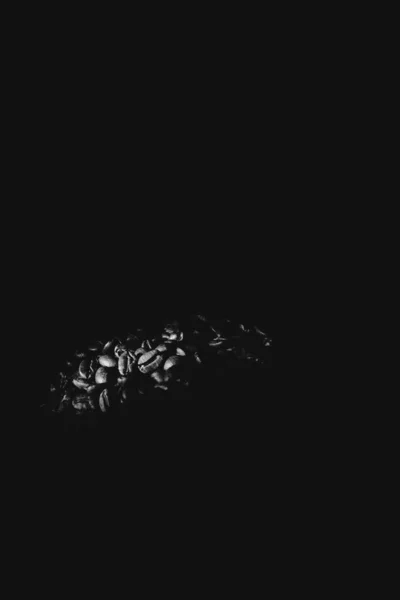 Braune Kaffeebohnen Aus Nächster Nähe Auf Schwarzem Hintergrund — Stockfoto