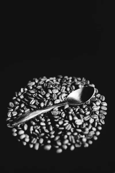 Grains Café Brun Gros Plan Sur Fond Noir — Photo