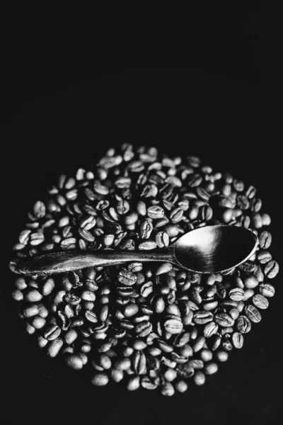 Bruine Koffiebonen Close Zwarte Achtergrond — Stockfoto