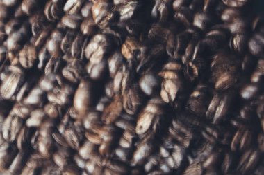 Kahverengi kahve çekirdekleri yakın.