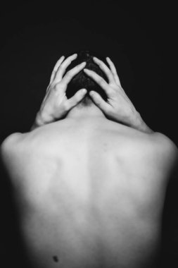 İnsan, moda ve sanat stüdyosunun insan portresinin siyah beyaz detayları.