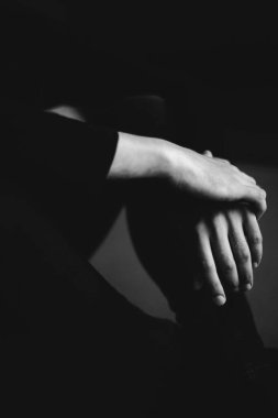 İnsan, moda ve sanat stüdyosunun insan portresinin siyah beyaz detayları.