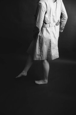 Güzel bir kızın, moda ve sanatın siyah beyaz portresi.