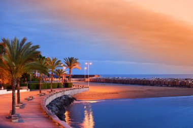 Sunset bulvarında bir Calheta Beach Madeira, Portekiz