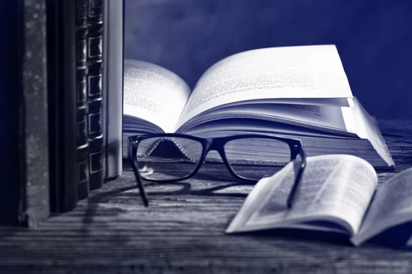 Brille mit Büchern — Stockfoto