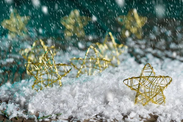 Estrelas de Natal na neve — Fotografia de Stock