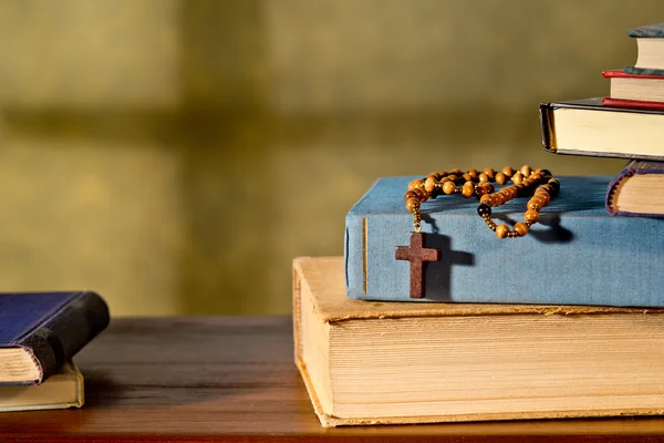 Bücher und Rosenkranz — Stockfoto