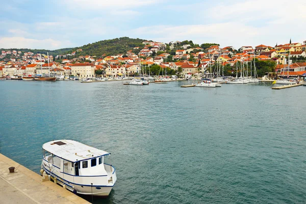 Porto em Trogir, Croácia, Trogir é uma cidade histórica da UNESCO e — Fotografia de Stock