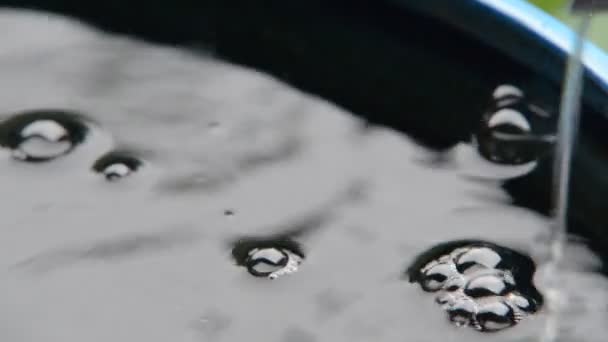 Agua de lluvia fluyendo en el barril de agua, alejar el zoom , — Vídeo de stock